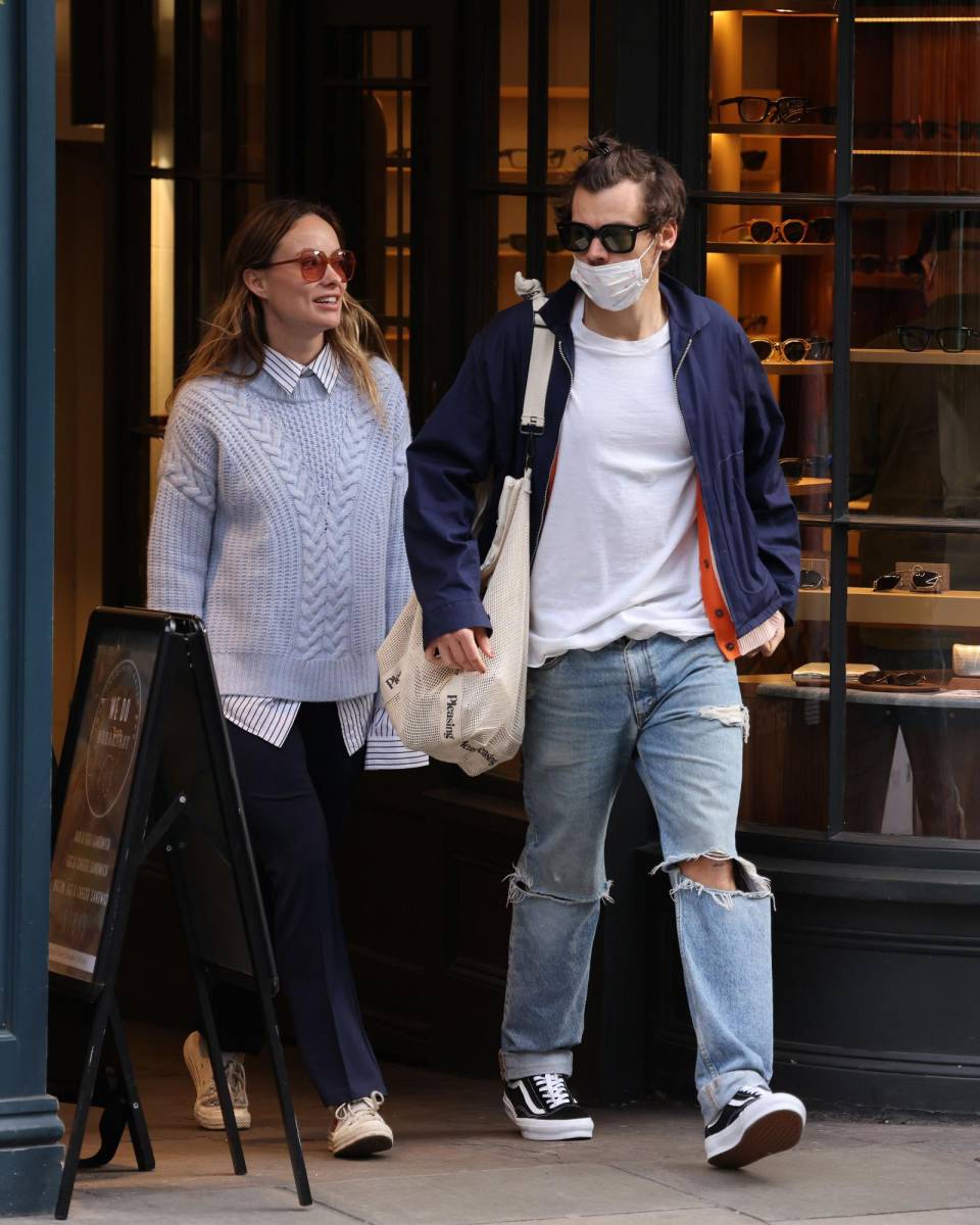 <b>Olivia Wilde (2021-2022)</b>La pareja hizo pública su relación cuando asistieron juntos a la boda de un amigo en Montecito, California, en enero del 2021. El amor nación en el rodaje de la película de Don’t Worry Darling, donde también aparecía el cantante. La química fue instantánea.