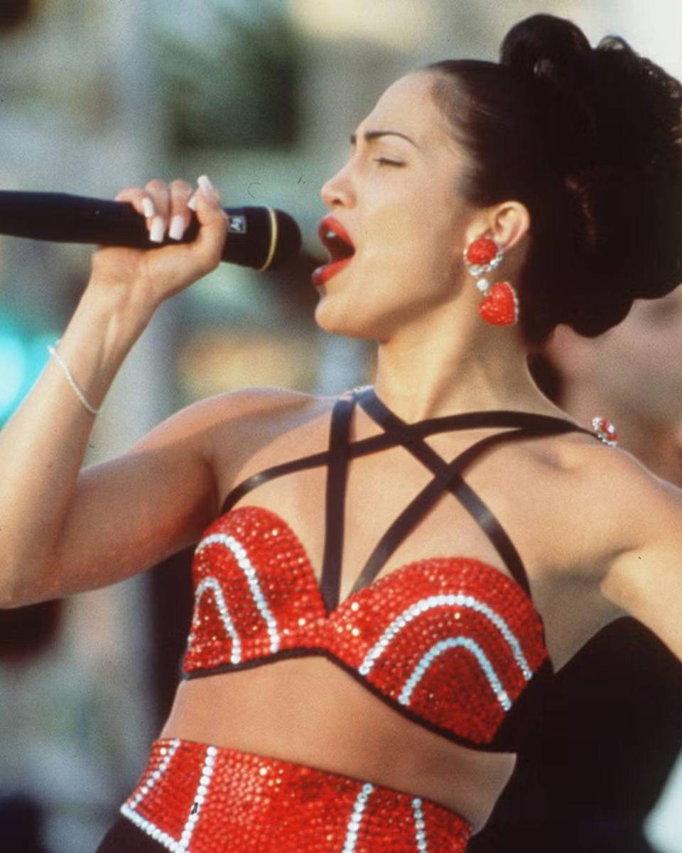 Selena (1997).