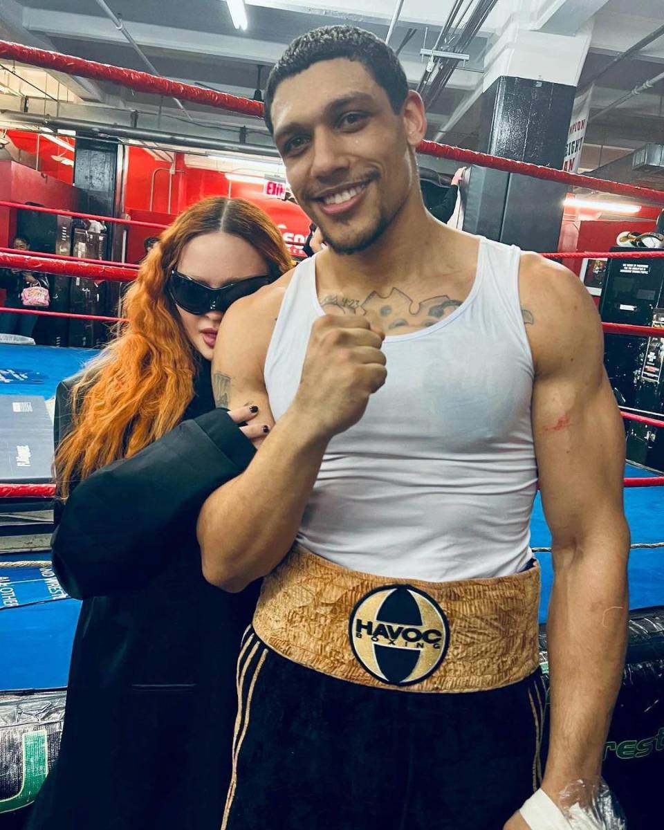 ¡Madonna sigue en el juego del romance! Según el Daily Mail, la reina del Pop tendría una relación con el entrenador de boxeo Josh Popper, de 29 años. La cantante hace una semana que se separó de su ex novio Andrew Darnell, pero eso no la ha detenido para encontrar nuevamente el amor, así que conozcamos a la nueva conquista de la Material Girl.