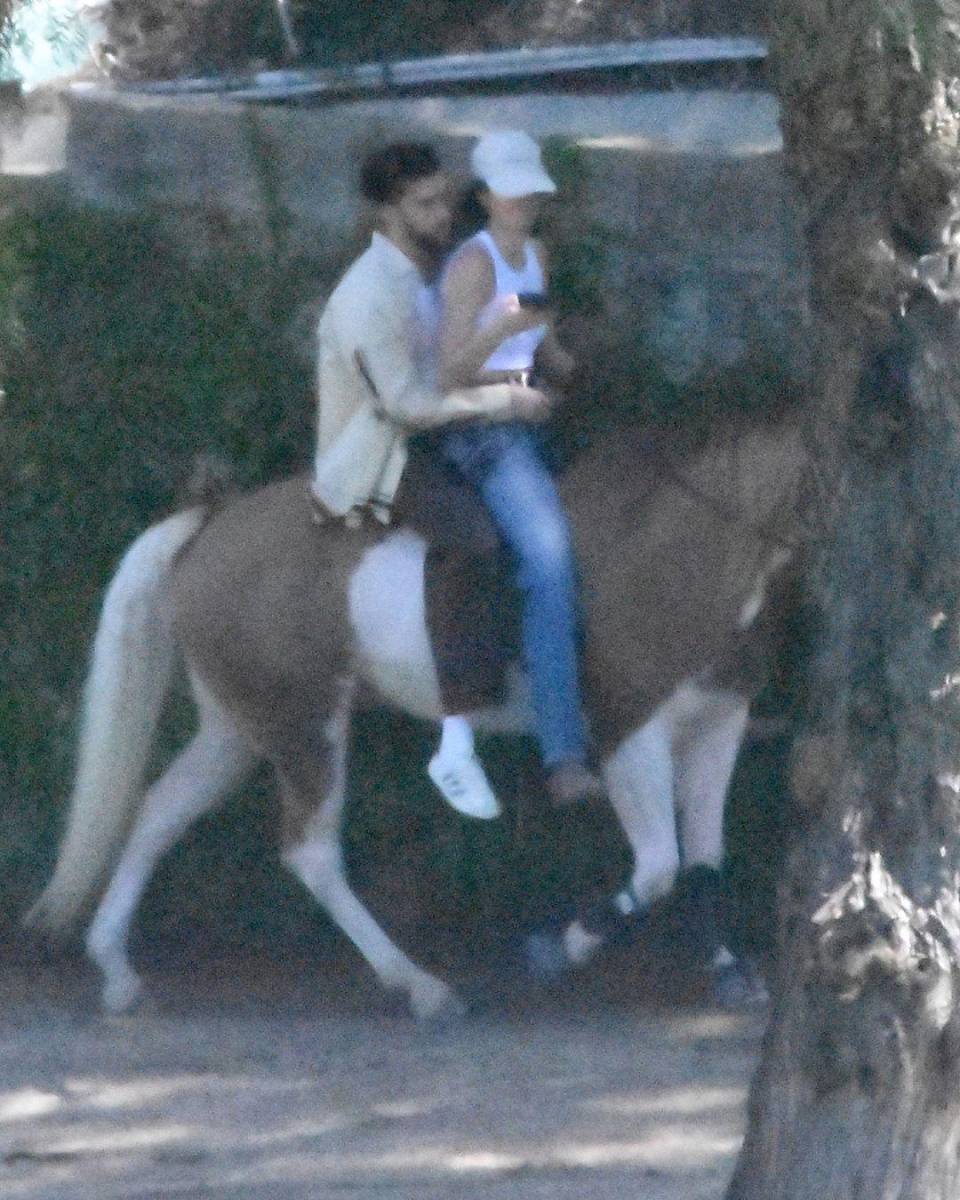 Las fotografías fueron compartidas por <a rel="nofollow noopener noreferrer" href="https://www.tmz.com/2023/04/04/bad-bunny-kendall-jenner-riding-horses-together/" target="_blank">TMZ</a>. “Hemos visto a Kendall montado a caballo durante años, y Bad Bunny tiene un par de videos musicales en los que salta sobre un corcel, así que parece que han encontrado algo más en común”, dijo el medio.