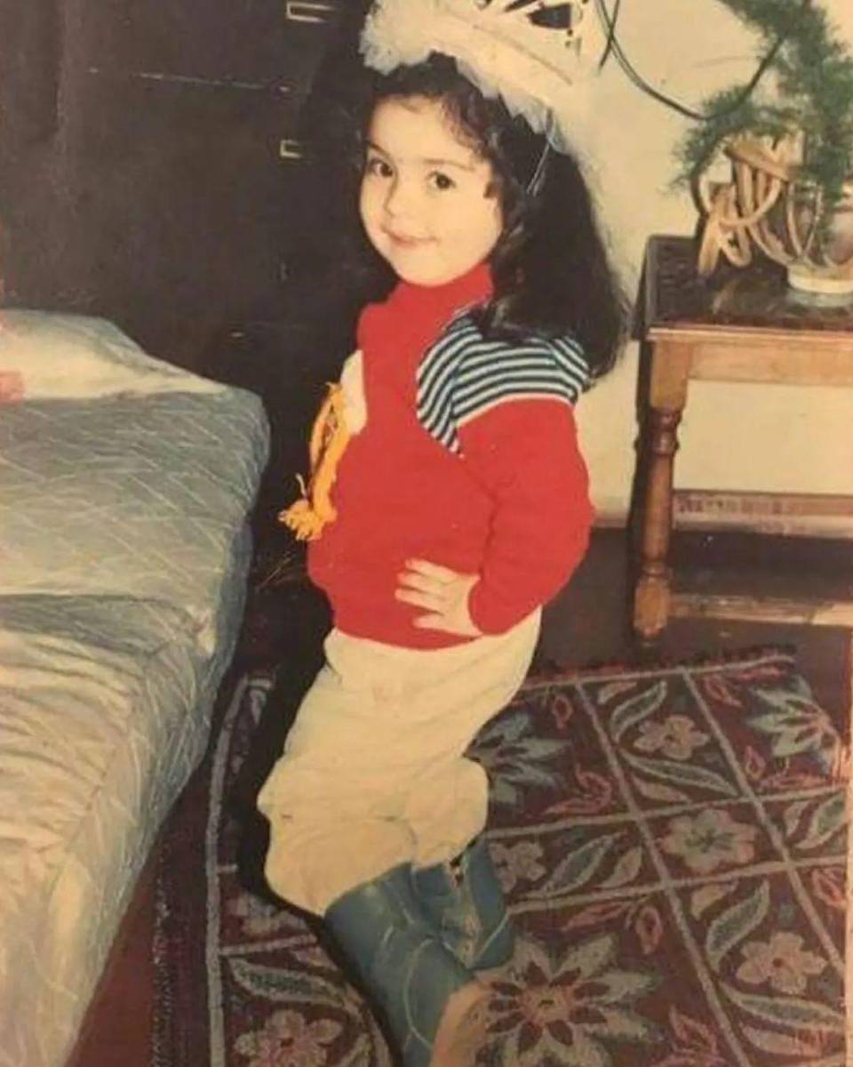 Nació el 2 de mayo de 1983 en Viña del Mar, Chile, ciudad donde también comenzó su interés por la música y dio sus primeros pasos como artista.