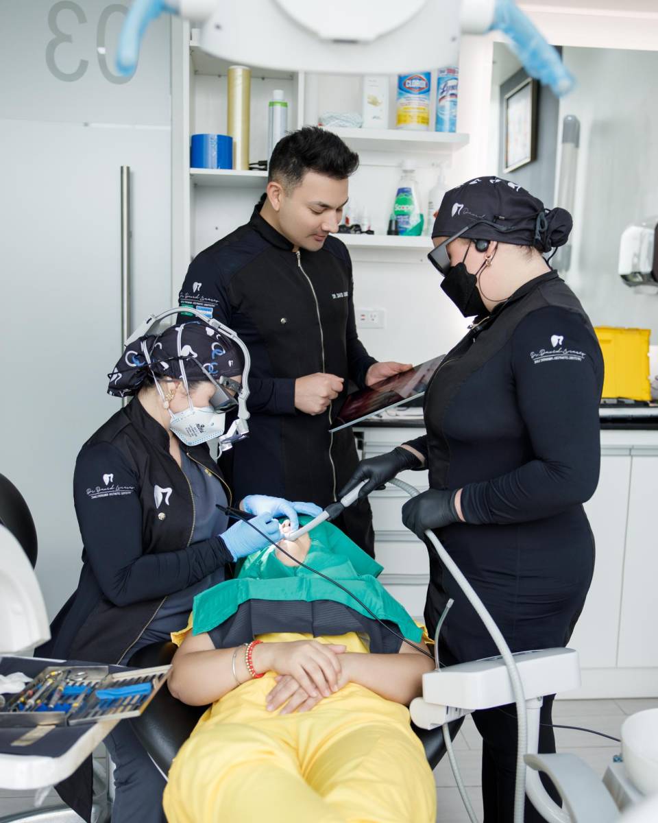 <b>Periodoncia:</b> es la especialidad que trata las enfermedades que afectan y perjudican a las encías y a los tejidos óseos que sostienen los dientes.