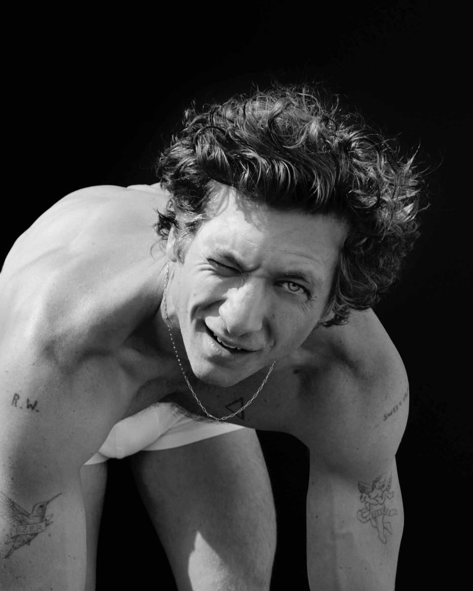Jeremy Allen White protagoniza sexy campaña de Calvin Klein