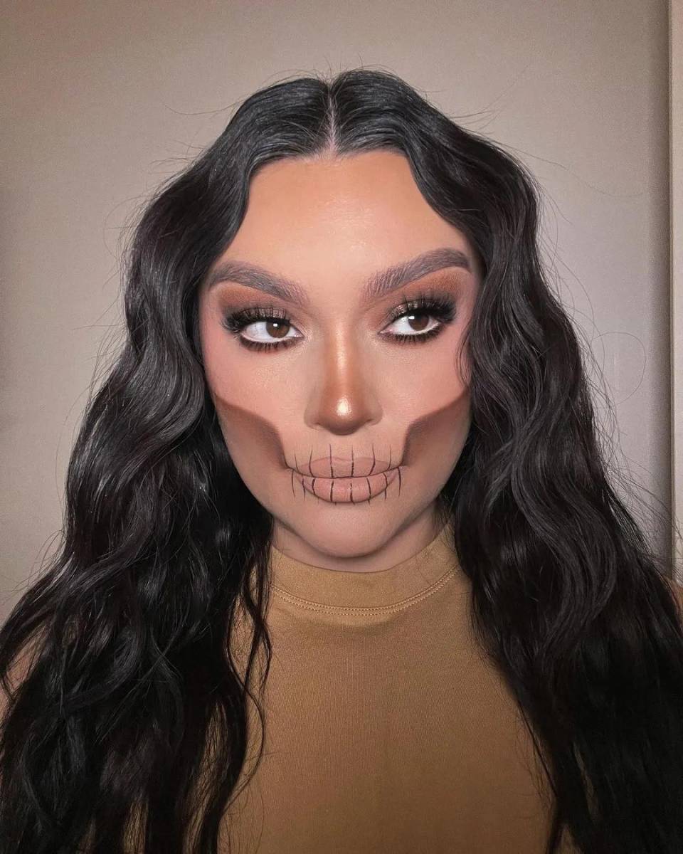 Para un look inspirado en una calavera, puedes hacer una versión bronceada que se base principalmente en el contorno. Comienza con productos de contorno y resaltado en crema para la base, luego con un delineador de labios de color café oscuro puedes agregar detalles.