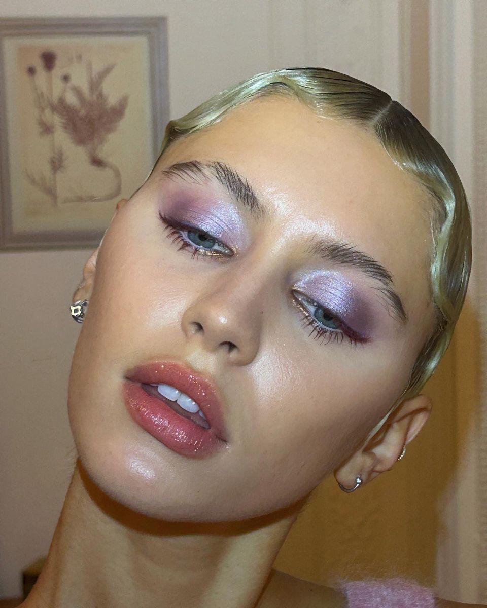 <b>7. Labiales suaves</b>Aléjate del clásico rojo intenso y enfócate en labiales tenues en baby pink o nudes.