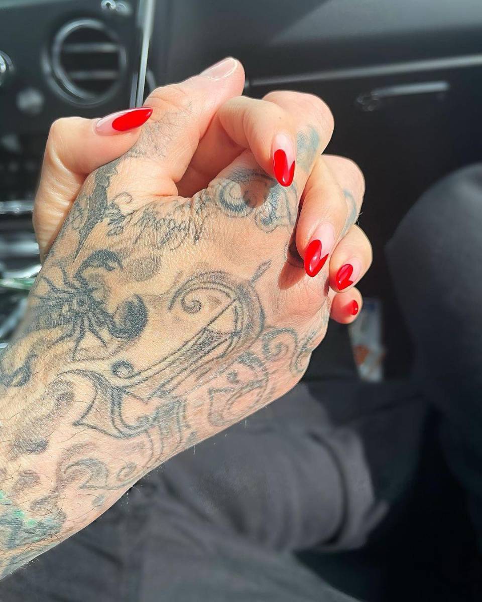  OficialLos fans que vieron las fotos de enero no tuvieron que esperar mucho, pues en febrero del 2021 la pareja subió a su feed de Instagram una foto donde finalmente hacían oficial su relación. En la foto se ven sus manos entrelazadas.