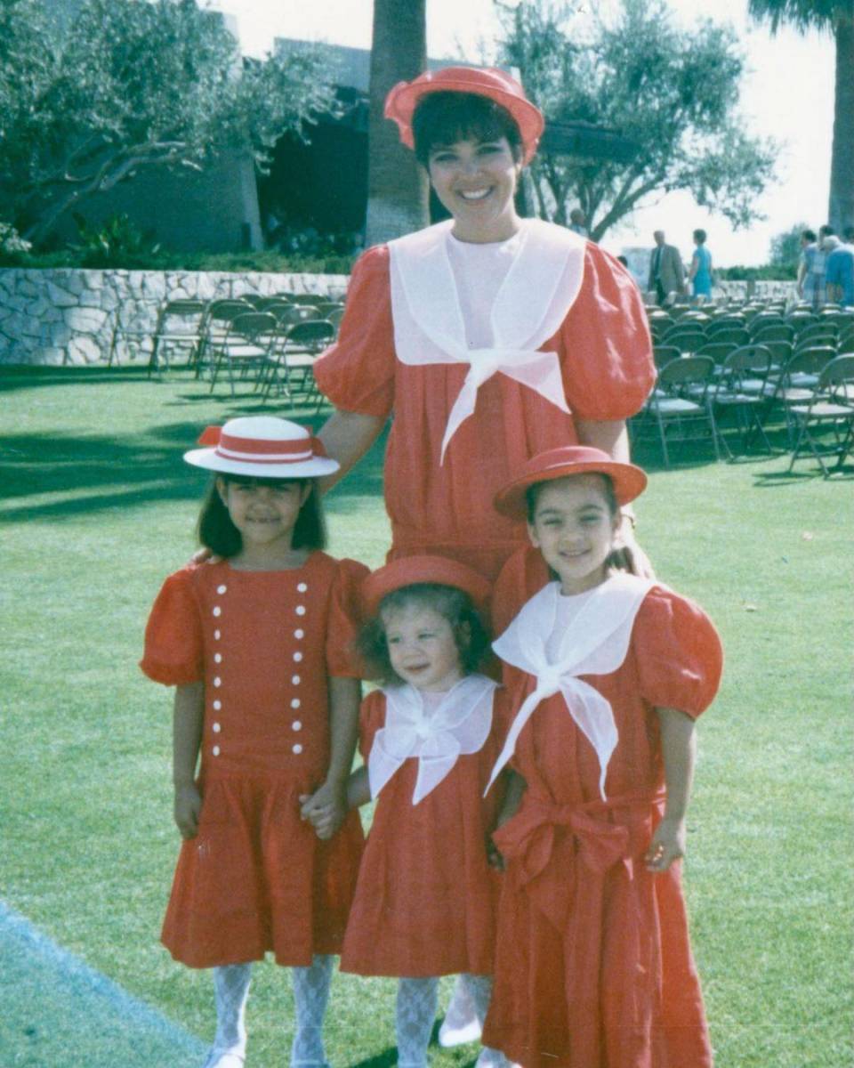 Kris Jenner fue a buscar en el álbum de los recuerdos y posteó una linda fotografía de ella junto a sus hijas Kim, Kourtney y Khloé todas vestidas de rojo.