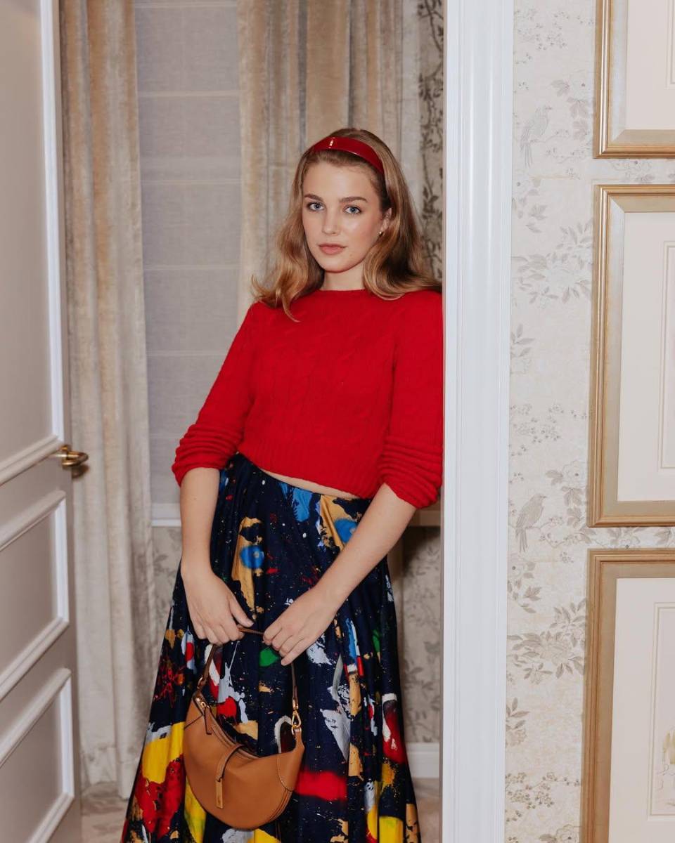 De acuerdo a su perfil de Instagram, la actriz estudia Literatura y es amante del arte, la música y la moda.