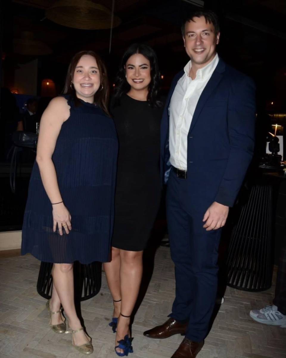 Renata Espinal, Samantha Velásquez y Gus Leone.