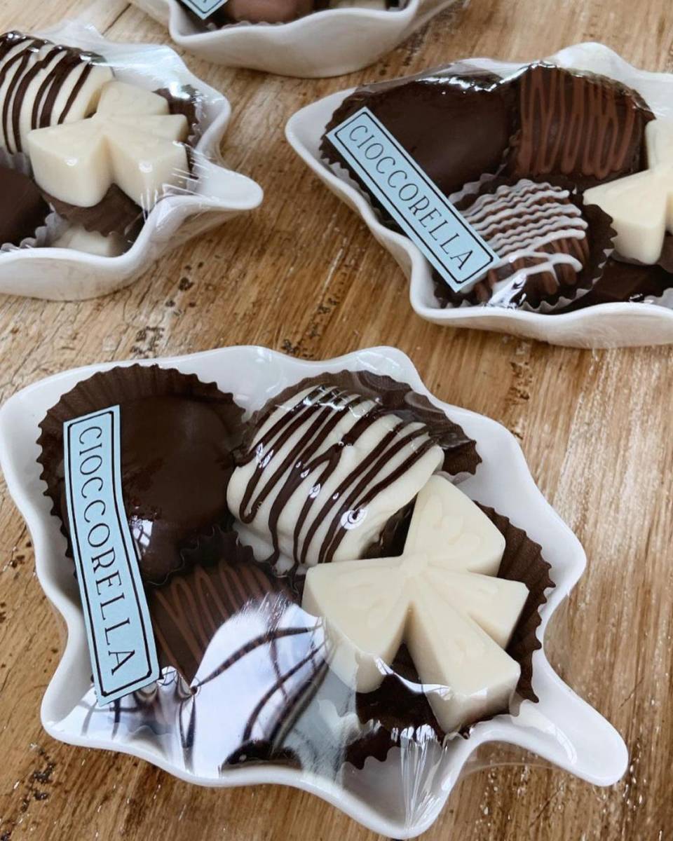 <b>CIOCCORELLA.</b> Un chocolate shop imperdible. Maneja una gran variedad de chocolates en diferentes presentaciones como cajas, gift boxes con vino y semillas, chocolate, lollipops, empaques de vidrio, entre otros. @bycioccorella