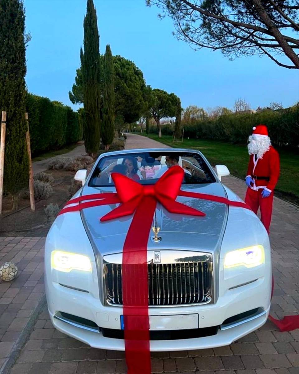 Cristiano Ronaldo y Georgina Rodríguez no nos regalaron una postal de Navidad, sin embargo, el futbolista compartió en Ig el regalo que le dio su pareja por las fiestas.