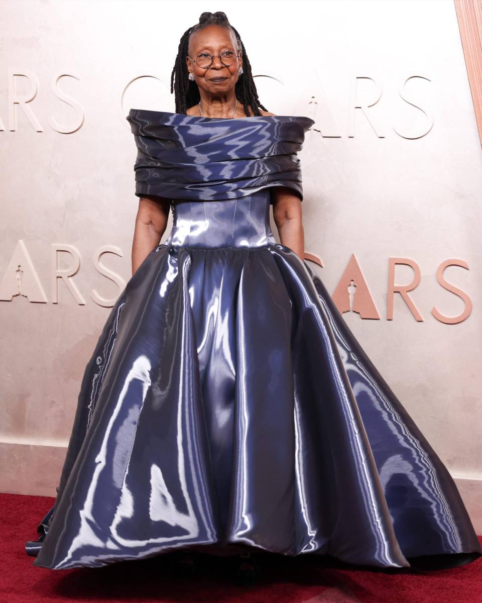 <b>Whoopi Goldberg en Christian Siriano</b>La actriz eligió un vestido azul efecto agua de Christian Siriano con volúmenes exagerados que no favorecieron su figura.