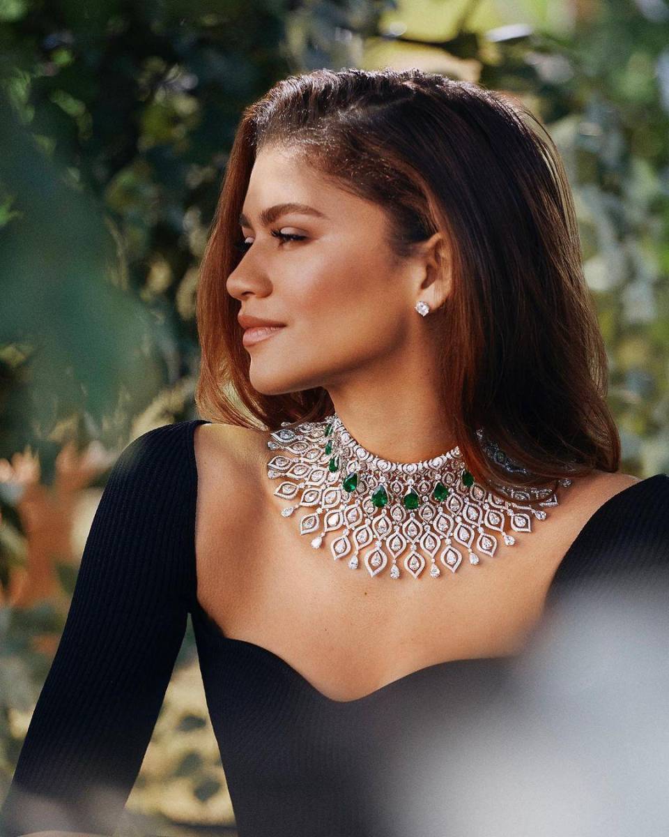 <b>Responsabilidad en la industria del entretenimiento</b>Zendaya reflexiona sobre su papel y responsabilidad como figura pública en la industria del entretenimiento, considerando cómo puede utilizar su plataforma para promover la diversidad, la inclusión y el cambio positivo en la sociedad.