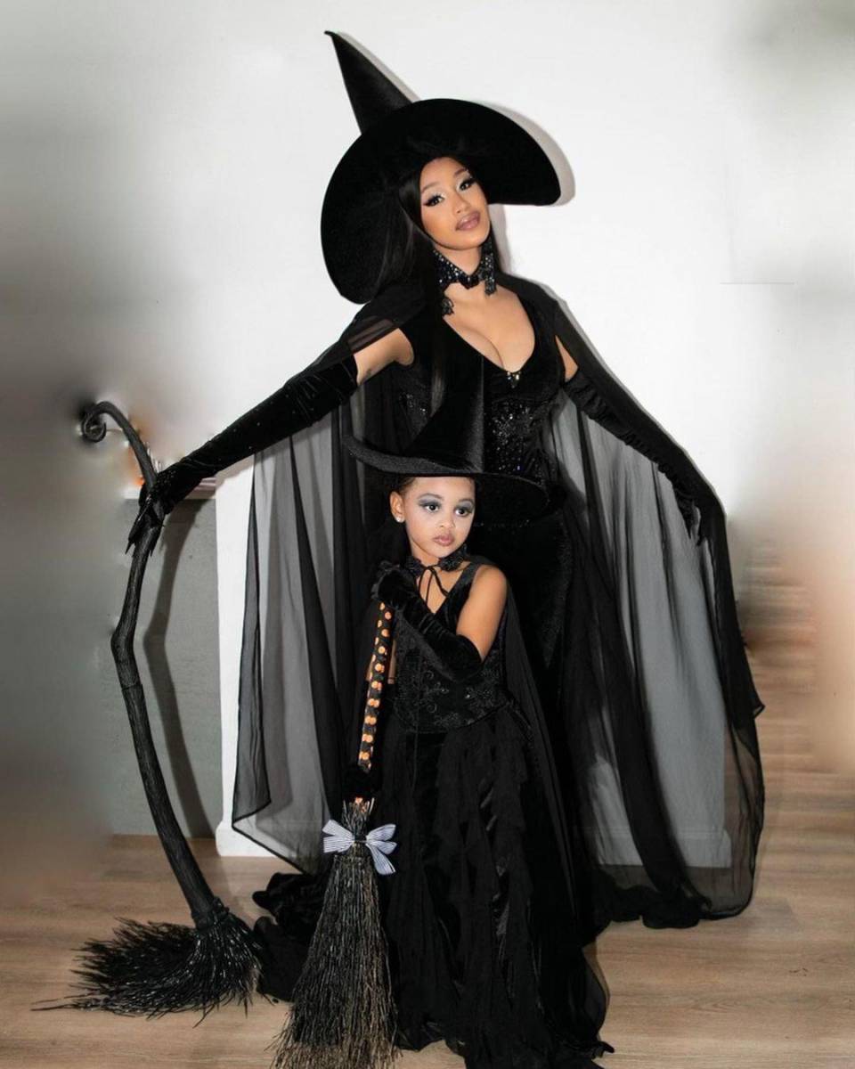 #4 BRUJAS. Este es quizás el disfraz más popular de todos los tiempos y este año sigue siendo uno de los favoritos de todas. Sencillo de recrear, puedes lucir desde la más inocente hasta la más sexy de las brujas.