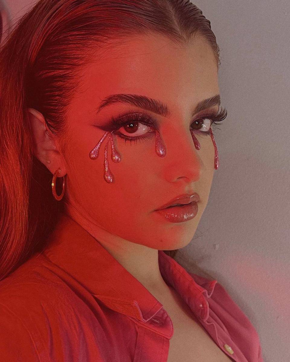 Monique Pineda es una chica muy creativa, dedicada al contenido de self care, Make Up y unos que otros videos sobre tips fáciles de peinados; puedes encontrarla en TikTok como @bymoniquepineda. 