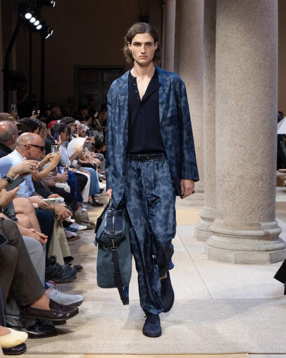Giorgio Armani presentó su colección masculina Spring/Summer 2027 con una apuesta por la sastrería relajada, una de las claves más reconocibles de la casa italiana.