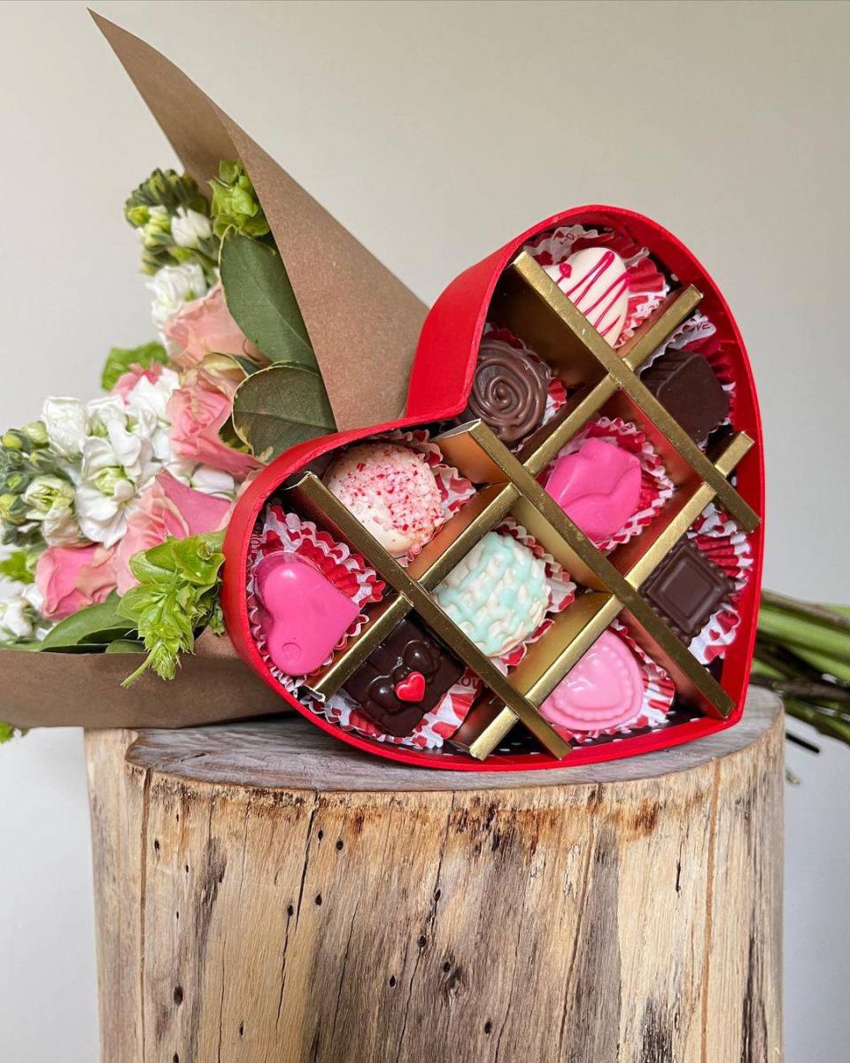 <a rel="nofollow noopener noreferrer" href="https://www.instagram.com/bycioccorella/" target="_blank"><u><b>Cioccorella</b></u> </a>es una chocolatería que trasciende tres generaciones, fundada y gestionada con pasión por abuela, hija y nieta. Se especializan en la meticulosa elaboración de trufas y bombones rellenos, donde cada dulce es más que un simple bocado; es una obra maestra de la tradición familiar y el arte del chocolate.