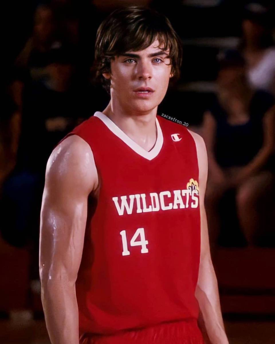 <b>Zac Efron</b>¿Quién no se sintió como Gabriela Montés viendo High School Musical? Zac Efron como Troy Bolton nos hizo creer en el amor a primera vista con su actuación inigualable. 