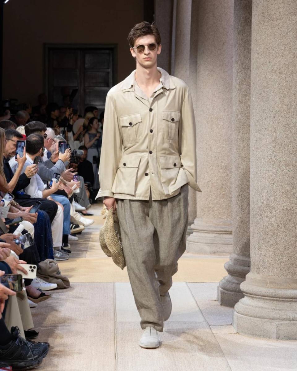 Las chaquetas desestructuradas y los pantalones amplios dominaron la propuesta, reforzando una visión de elegancia cómoda y contemporánea.