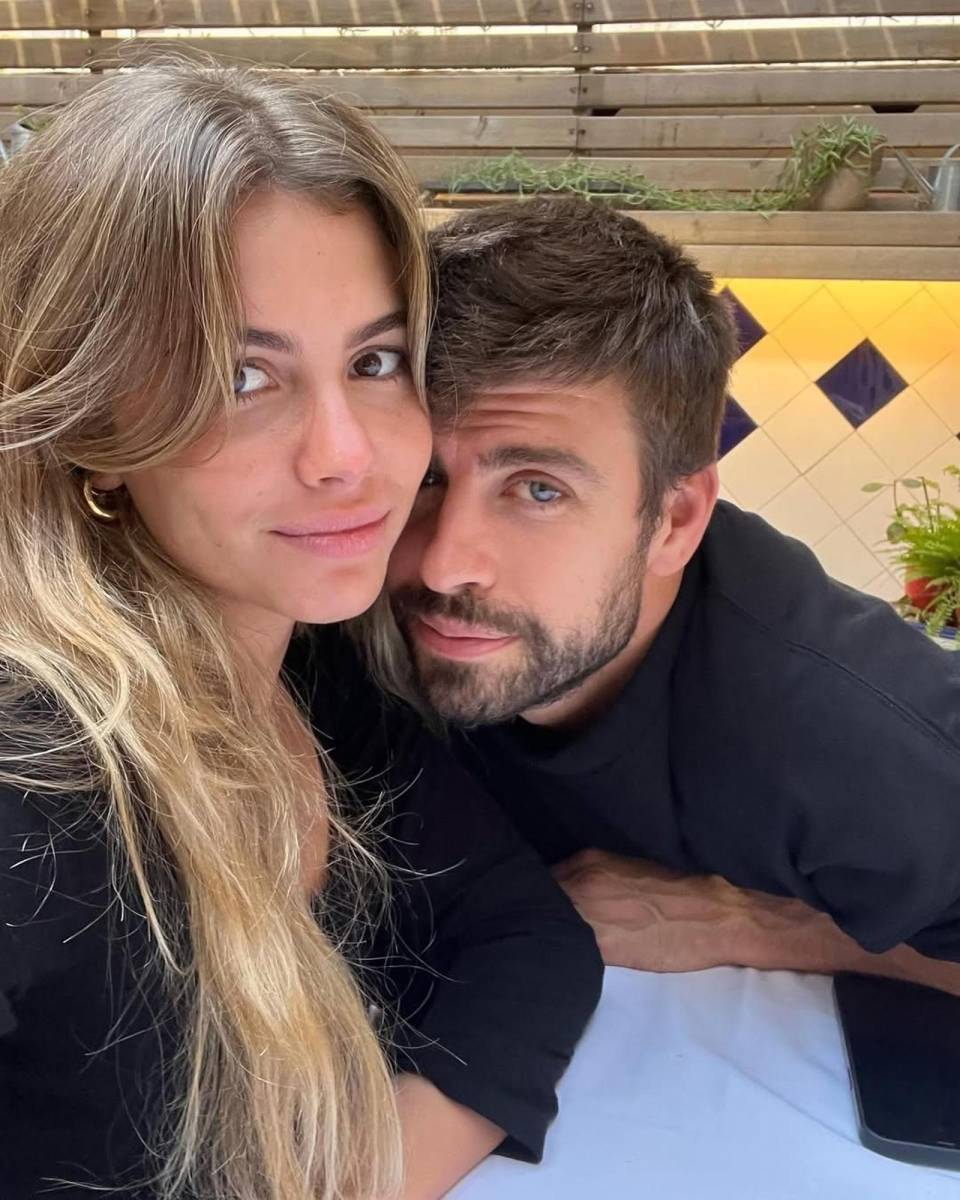 Desde que hicieron pública su relación en 2022 —y tras el mediático quiebre con Shakira—, Clara y Gerard han sido el blanco favorito de paparazzis, titulares y teorías virales. Lo que comenzó como un romance de oficina, se convirtió rápidamente en una historia de alto voltaje mediático.