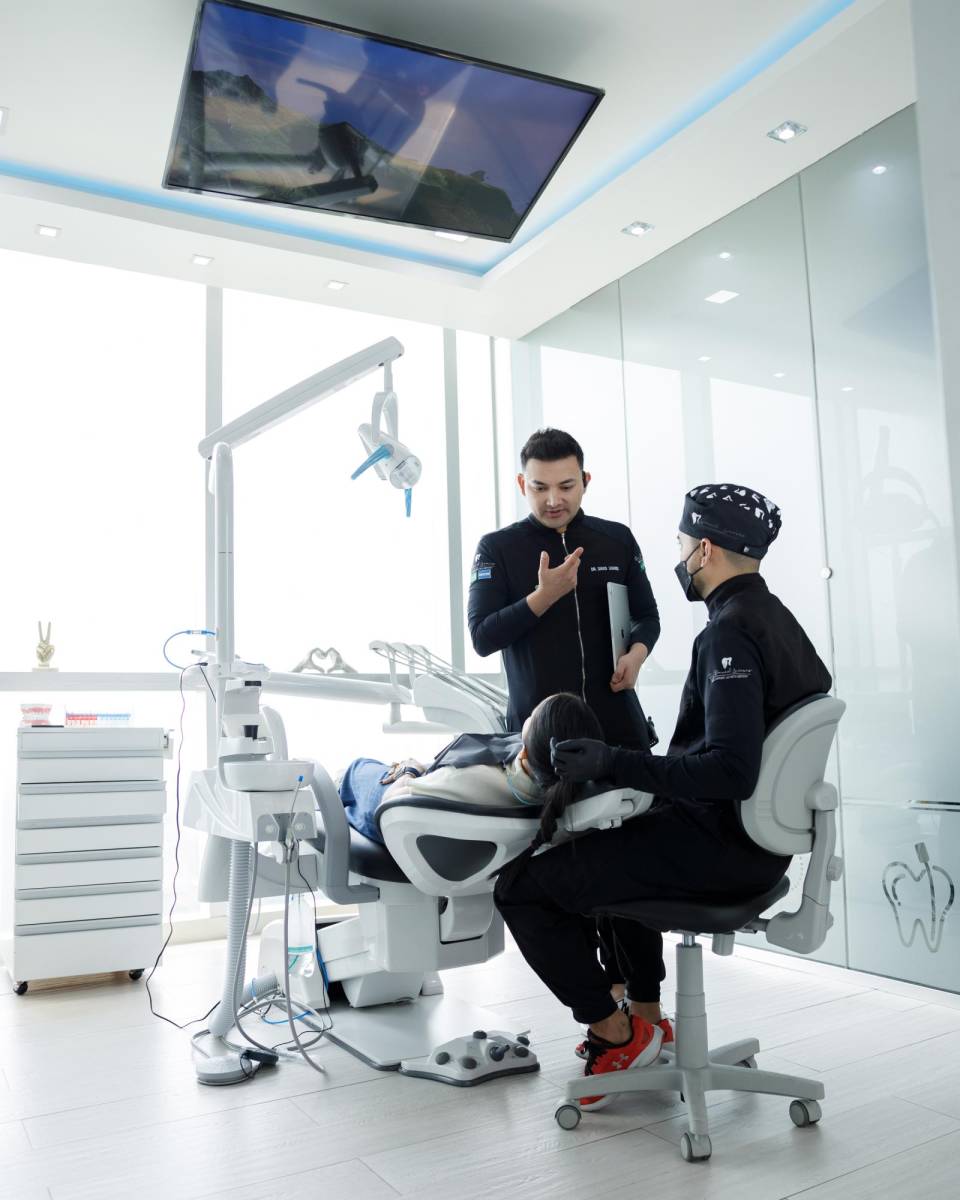 <b>Rehabilitadora Oral: </b>rama de la odontología que se encarga de la restauración, devuelve la función bucal mediante la utilización de prótesis dentales, parciales o totales, y rehabilitación sobre implantes entre otras.