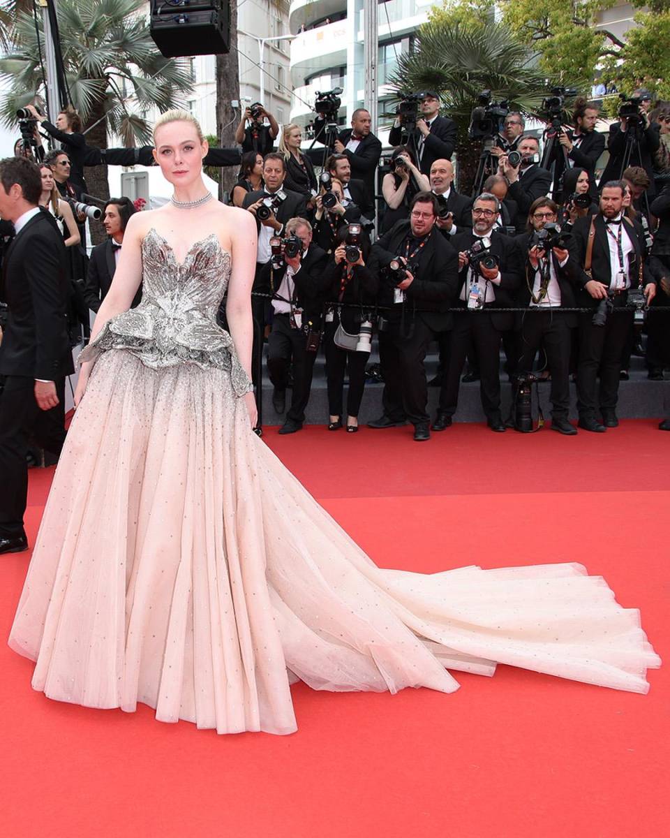 Elle Fanning de Alexander McQueen y joyas Cartier 