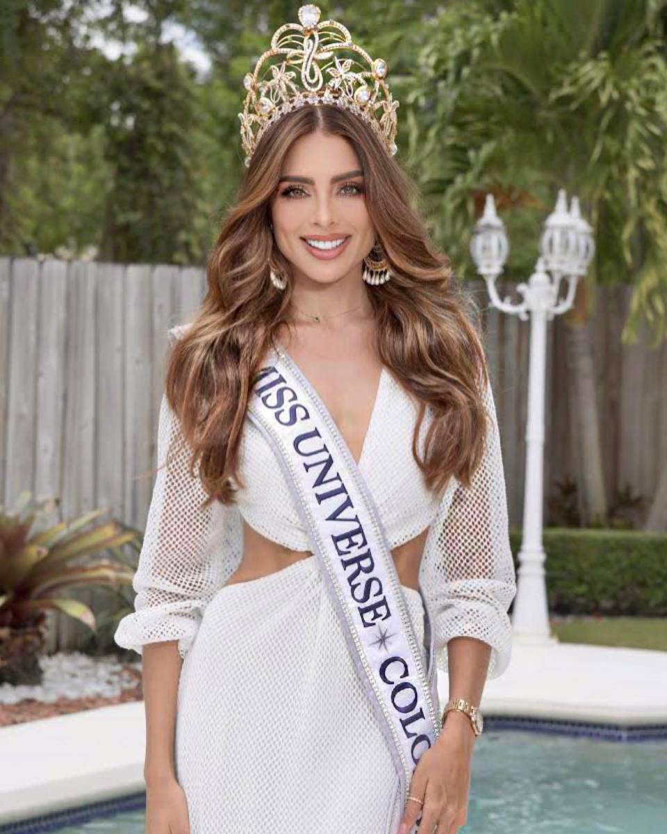 Originaria de la ciudad de Yopal, <a rel="nofollow noopener noreferrer" href="https://www.instagram.com/camiavellam/" target="_blank">Camila Avella</a>, representante de Colombia, tiene 27 años. Es modelo, creadora de contenido y presentadora de televisión. Está casada con el empresario Naasif Kamle, con quien procreó a una niña. Es una de dos mamás que compite por primera vez en el certamen de Miss Universo.