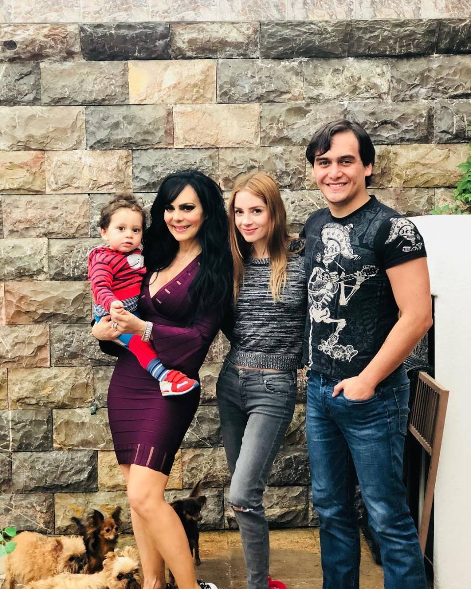Con su madre, su esposa y su pequeño hijo 