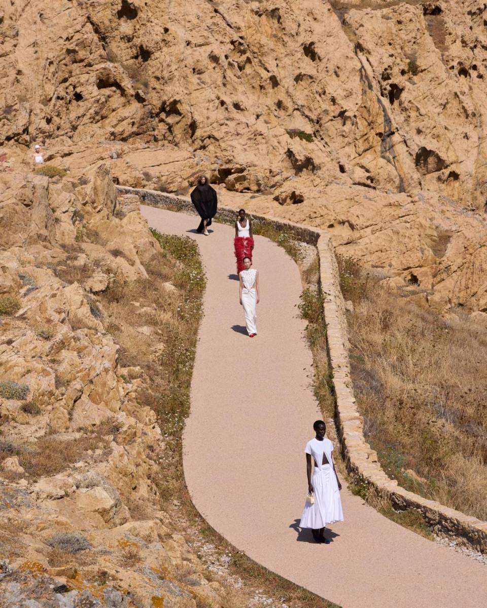 Los modelos desfilaron en conjuntos vacacionales a lo largo de un camino que dirige a un faro histórico en Île-Rousse, un sitio perfecto para disfrutar de la vista oceánica del pueblo.
