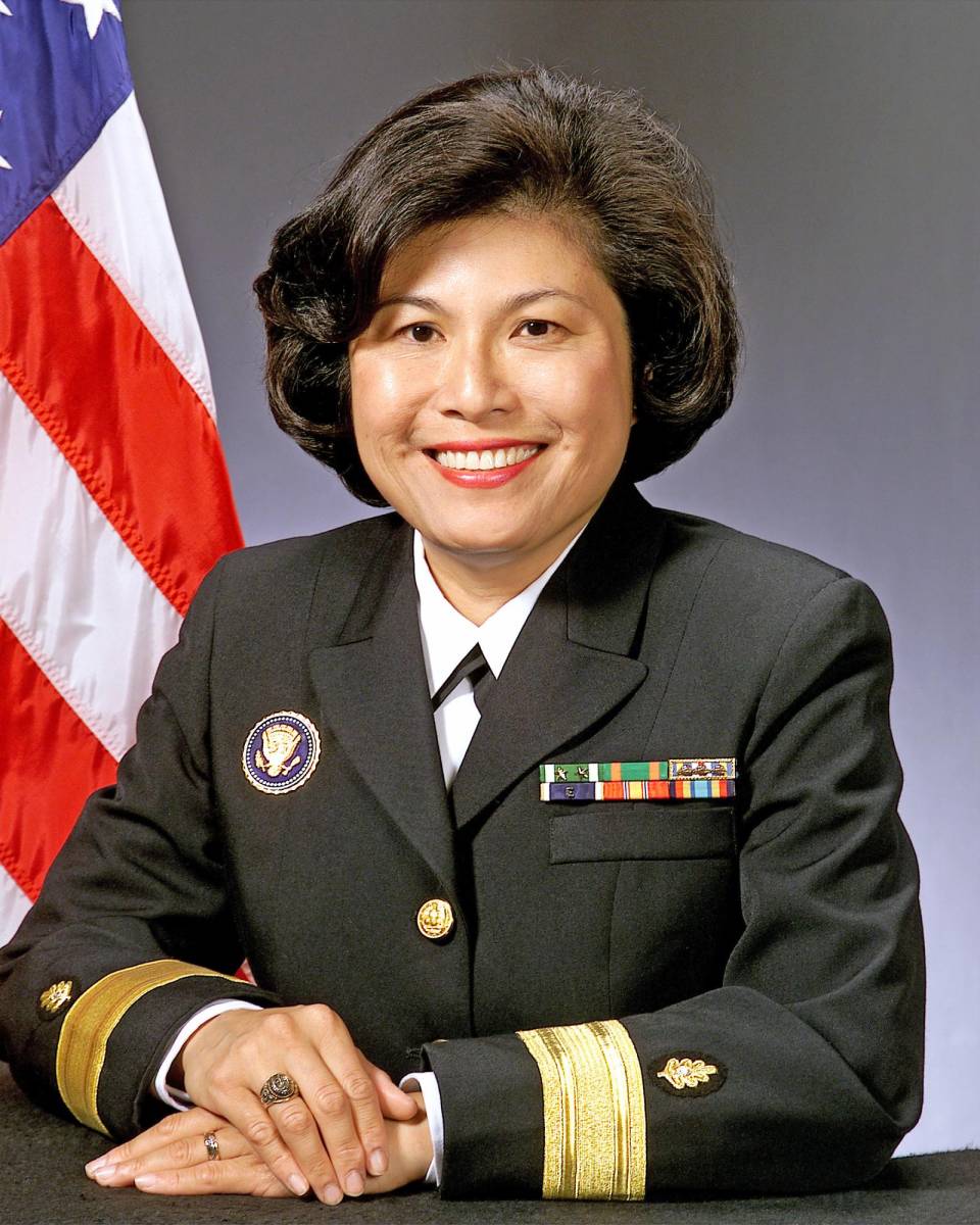 <b>Dra. Connie Mariano</b>Es la primera filipina estadounidense y graduada de la Universidad de Medicina de Servicios Uniformados en alcanzar el rango de Contraalmirante en la Marina de los EE. UU., así como la segunda mujer en convertirse en Médica del Presidente.