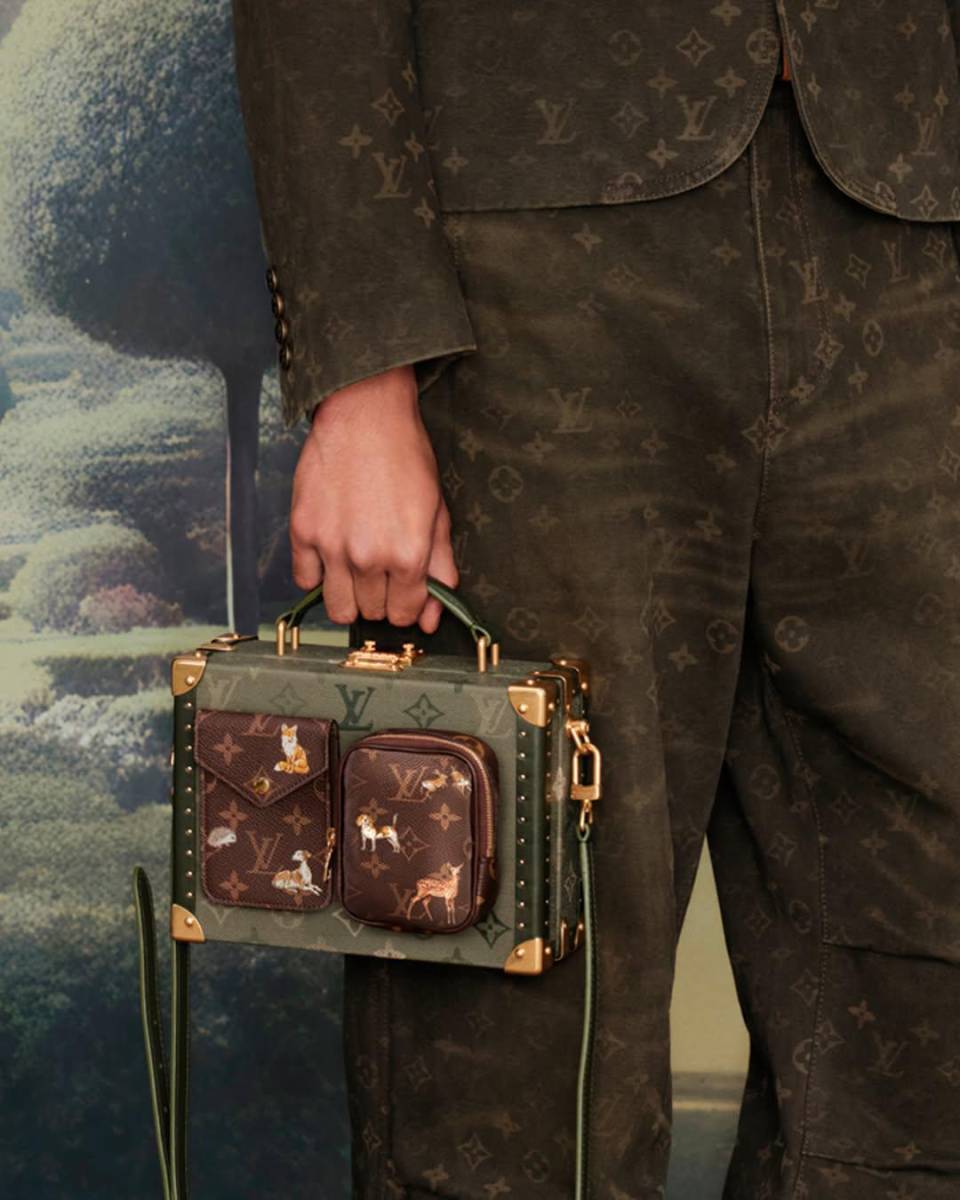 Los bolsos adoptan una estética de caza, reforzando el guiño a la tradición británica.