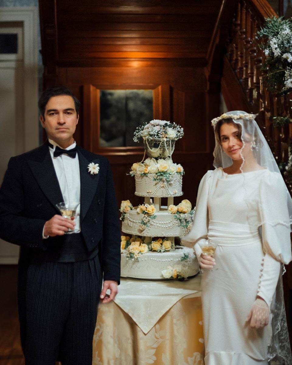 La Casa de los Espíritus de Isabel Allende llega a Prime Video el próximo 29 de abril en formato de serie. Esta explorará , a través de 8 episodios, la vida de varias generaciones de la familia Trueba, llena de realismo mágico, política y relaciones intensas.