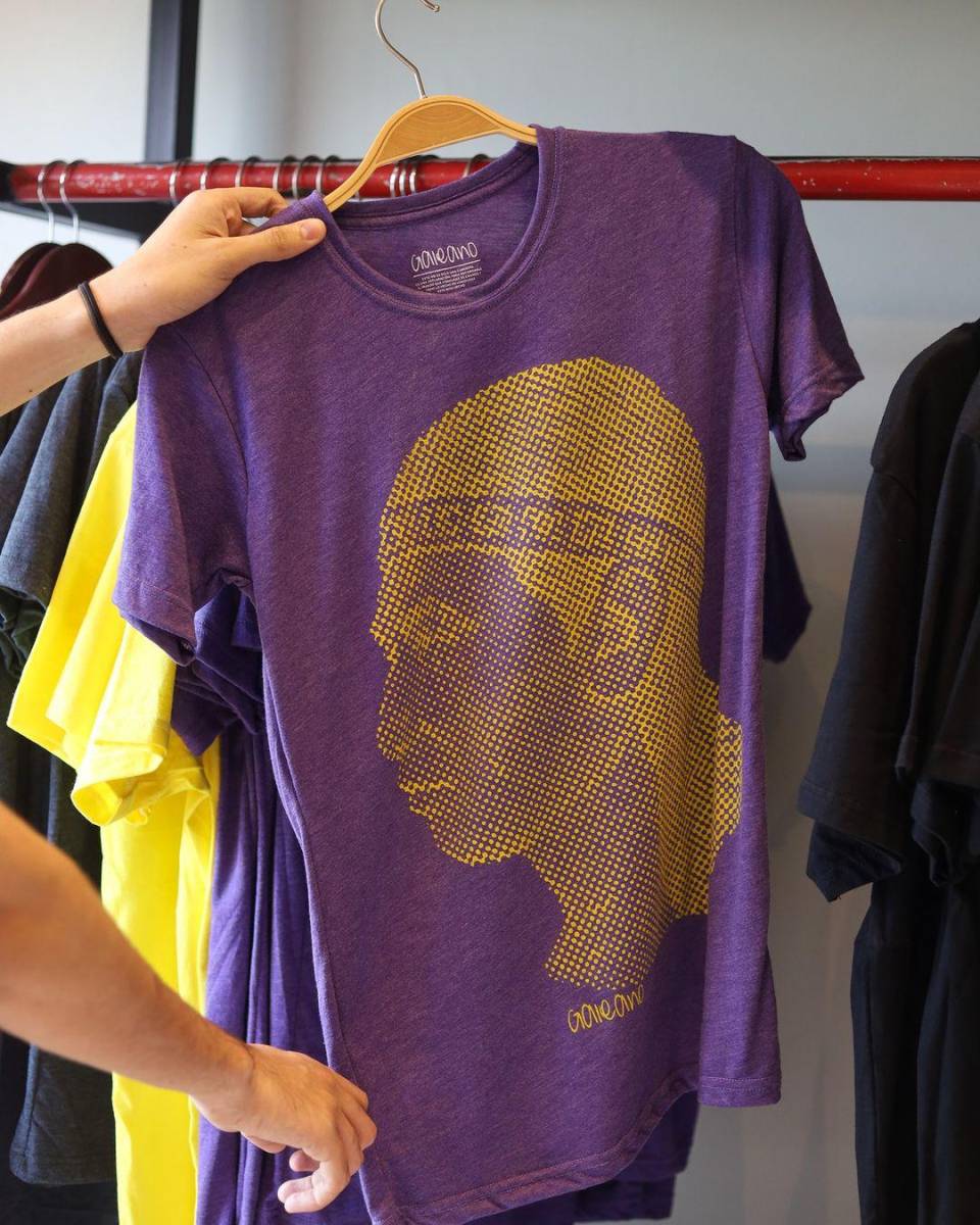 <b>GALEANO. </b>Galeano Men es un concepto pensado para hombre que quieran verse únicos y diferentes, con propuestas personalizadas van desde un short a un Tux. Y no pueden faltar las Galeano T-shirts que son un trend de ready to wear catracho fijo en nuestro armario. @galeanohn