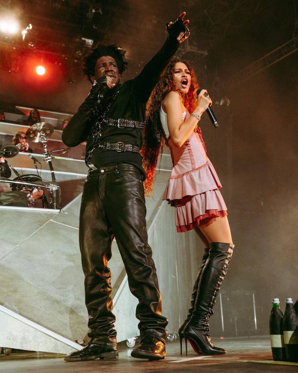 Zendaya fue una de las sorpresas en el festival; la actriz subió al escenario de Coachella para interpretar “All Of Us”, canción de la serie Euphoria, junto a Labrinth. Z lució un look relajado, un vestido corsé rosa, botas negras de cuero y su cabello suelto. 