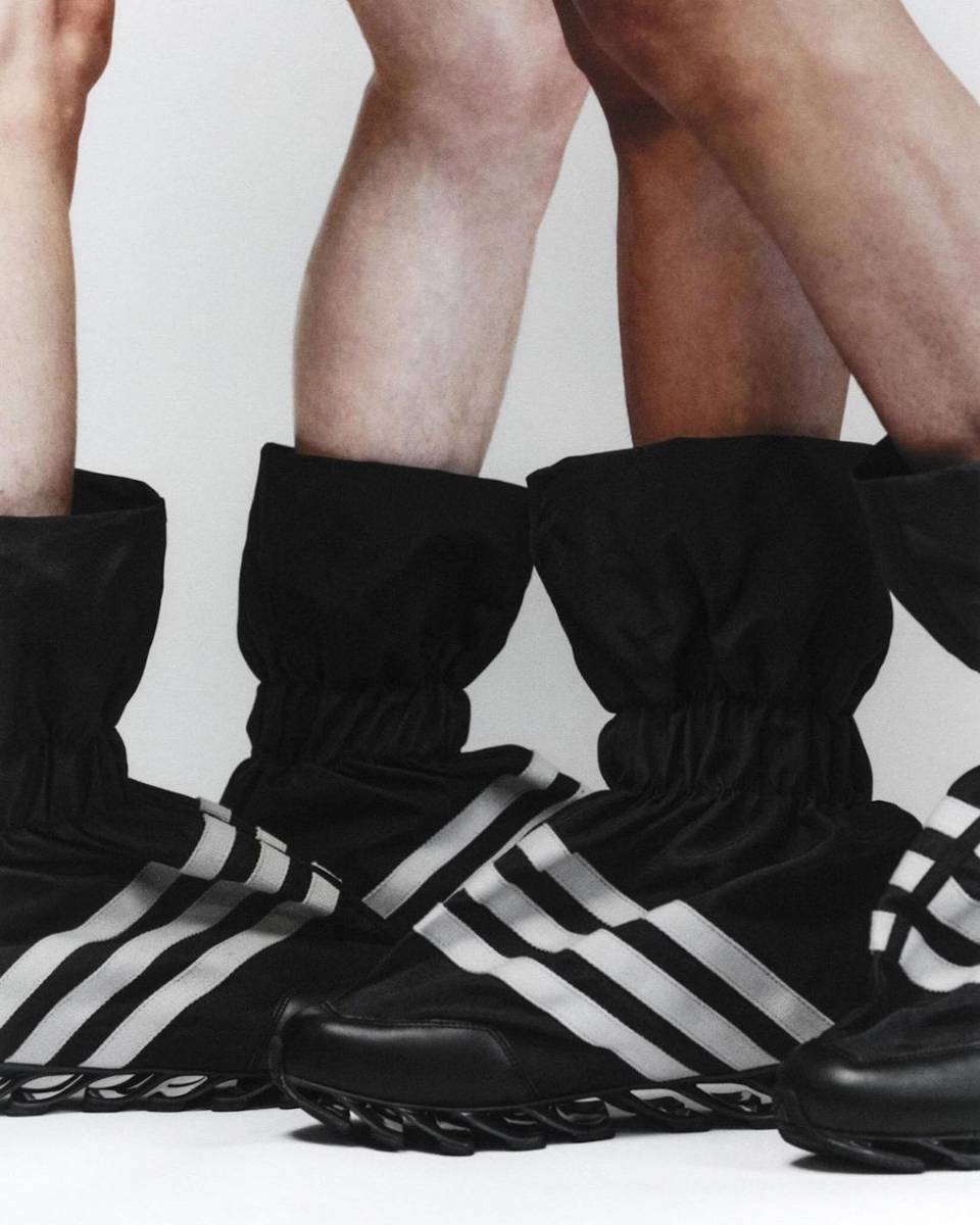 Las piezas diseñadas por Owens con Adidas fueron creadas para soportar ambientes extremos, siendo perfectas para lo deportivo. El calzado: unas zapatillas de correr técnicas con una suela Megaride, adornadas con las distintivas ‘three stripes’.