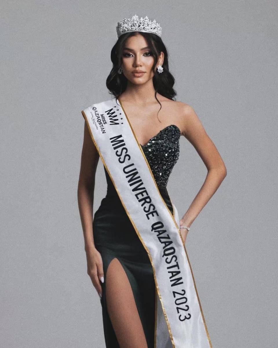 Madina Almukhanova, modelo de 23 años, fue coronada Miss Kazajstán después de superar a otras 24 concursantes. Fuera del mundo de los concursos de belleza, Madina ha trabajado como modelo durante cinco años. Además de su exitosa carrera en el modelaje, también es directora de coro, cantante profesional y pianista.