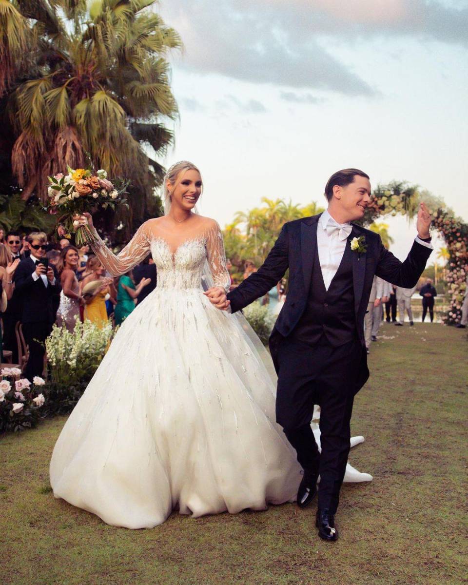 Después de una tierna propuesta en Tomorrowland, Guaynaa y Lele Pons contrajeron matrimonio en una boda de ensueño en Miami. La ceremonia estuvo llena de estrellas, entre ellos Paris Hilton y Anitta, quienes eran damas de honor, y Sebastián Yatra y los hermanos Montaner, quienes fueron padrinos. Además, Chayanne, tío de la influencer, se hizo presente para bailar Tiempo de Vals con su sobrina. ¿Quieres conocer más detalles? Sigue leyendo esta fotogalería.