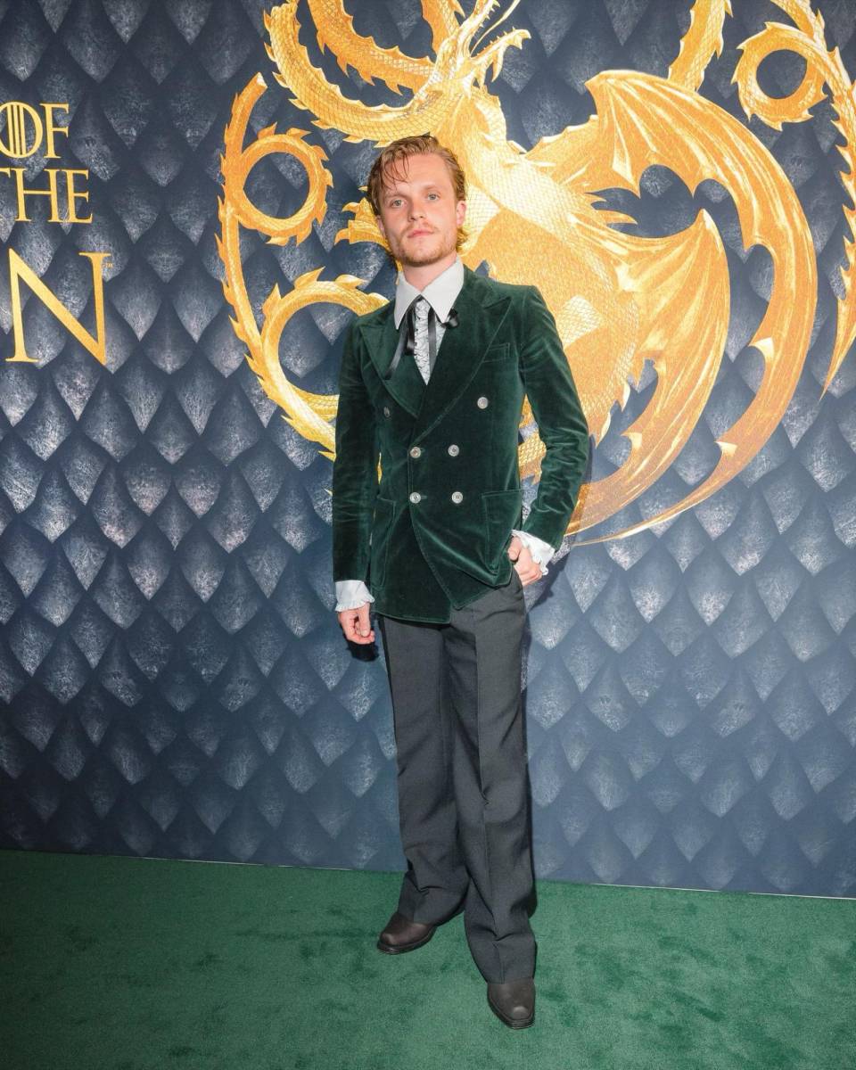 Tom Glynn-Carney destacó con un blazer verde y una camisa con vuelos dándole toques de realeza, como su personaje el Rey Aegon.