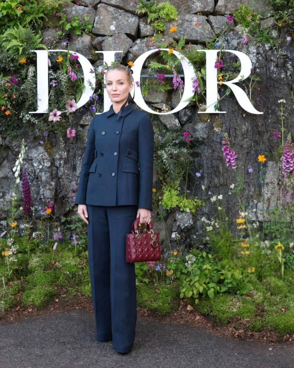La actriz inglesa Annabelle Wallis lució un elegante pantsuit azul y dio un pop de color con su bolso de mano.