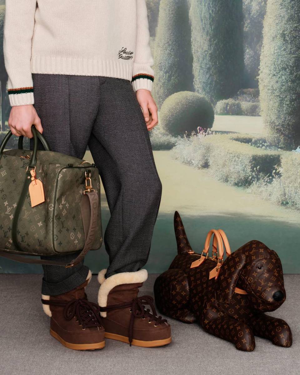 La colección apuesta por tonos poco comunes en Louis Vuitton, como el verde cazador y el dorado deslavado.