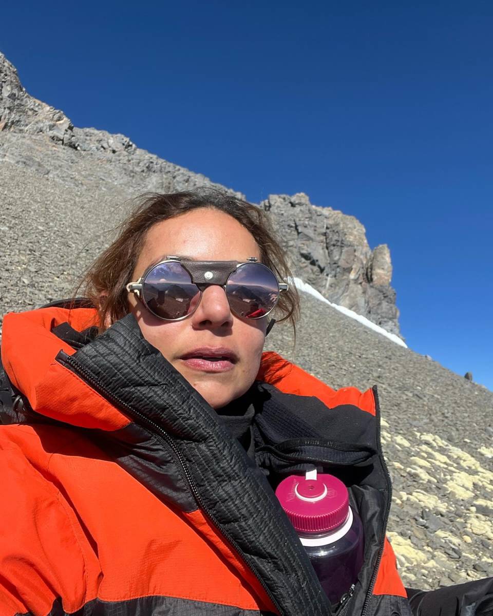 “Esta es mi cara sentada a más de 6000 metros de altura, pensando si realmente había valido la pena sacrificar tanto para estar ahí ese día.... Al visualizar lo majestuoso del lugar donde estaba, pude finalmente comprender que aquel sueño que un año atrás plasmé en papel hoy era una realidad tangible, y que había pasado a ser de aquel pequeño porcentaje de personas que día tras día se levantan con determinación y disciplina para hacer realidad lo que se proponen, que no ven las limitantes solo las posibilidades, que sus sueños son tan grandes que son difíciles de comprender por los riesgos que los acompañan y aún así siguen adelante hasta verlos cumplidos”, señaló en sus redes.