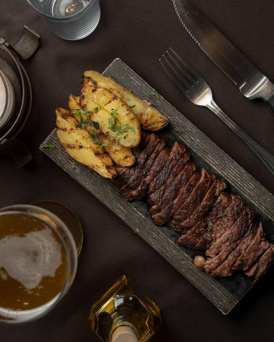 El portal de las carnes, la cuna del steak, está ubicado en Barrio de Piedras, 1 calle, 23 avenida. Si eres amante de las carnes de calidad y de cortes especiales, puedes venir a este restaurante y gozar de jugosos platillos, además de excelentes vinos que acompañarán tus comidas. Puedes seguir su cuenta de Ig @elportalhn.