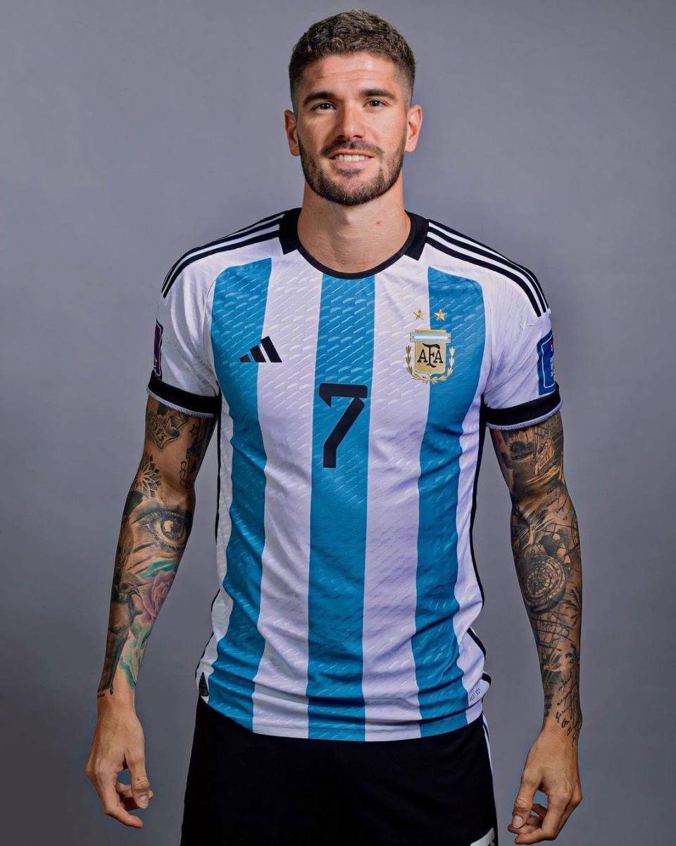  Tenemos que hablar del seleccionado argentino Rodrigo De Paul, sí, el novio de Tini. Aparte de ser bueno con el balón, no se puede negar su increíble físico, qué decir de sus tatuajes que son parte de su atractivo. Es cierto que tiene pareja, pero aún así puedes seguirlo en Instagram, @rodridepaul.
