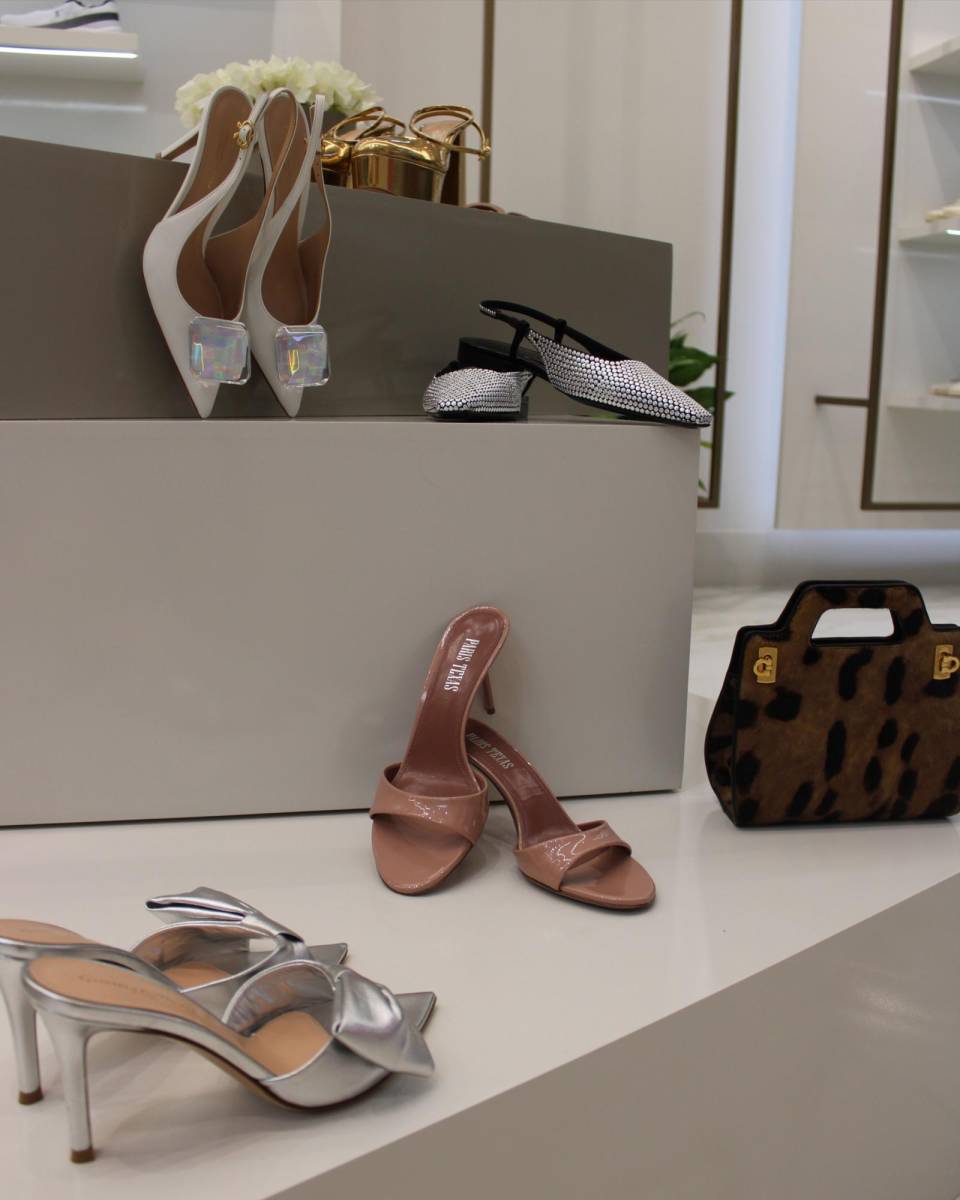 El amor está en el aire y también en cada detalle de tu outfit. San Valentín es la excusa perfecta para consentirte o sorprender a esa persona especial con un obsequio que refleje elegancia y exclusividad. Bellagio, la boutique de lujo ubicada en Mall Multiplaza Tegucigalpa, es el destino definitivo para quienes buscan calzado y accesorios de las firmas más codiciadas del mundo. Desde los icónicos sneakers de Golden Goose hasta los sofisticados stilettos de Gianvito Rossi, cada pieza cuenta una historia de sofisticación y buen gusto.