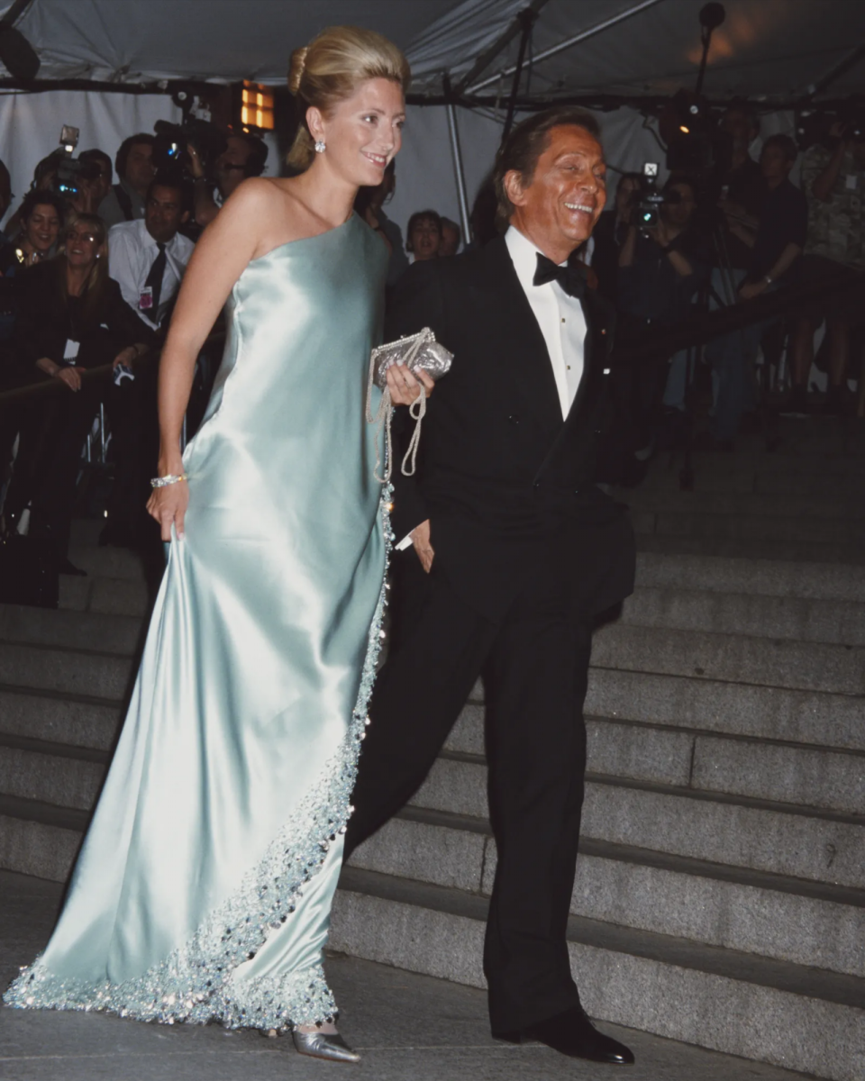 Marie-Chantal Miller asistió a la red carpet acompañada por el diseñador Valentino Garavani, quien diseñó diseño el vestido de columna en seda azul que llevaba puesto. (2001)