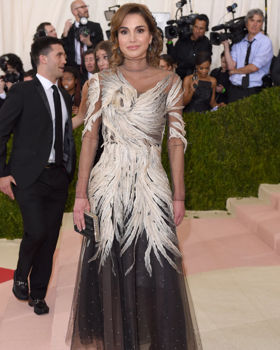 La reina Rania de Jordania, utilizando un black &amp; white dress de Valentino. (2016)