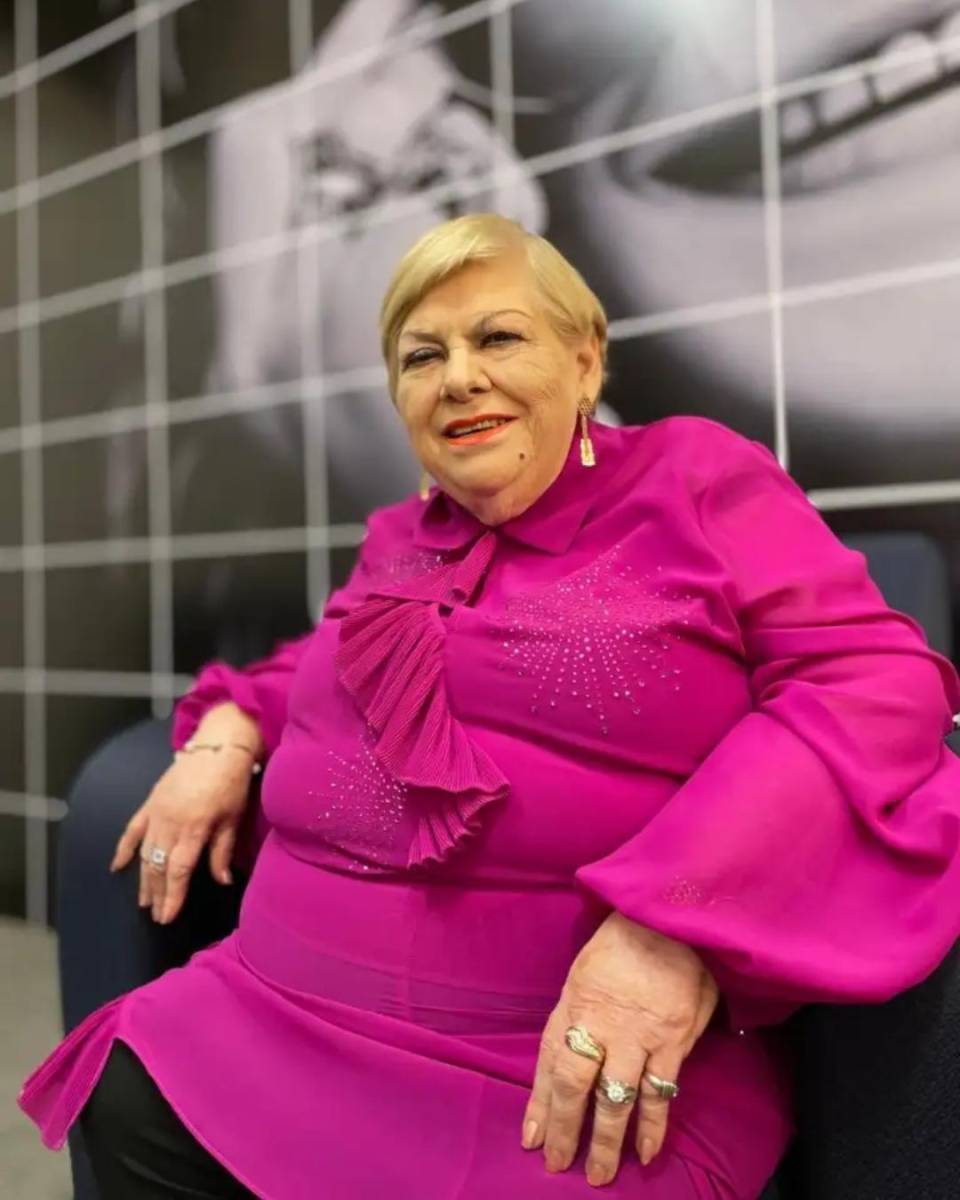 El legado de Paquita la del Barrio perdurará en la música mexicana, siendo recordada como “La Reina del Pueblo” y “La Guerrillera del Bolero”. Su valentía para abordar temas controvertidos y su estilo inconfundible la consolidaron como una de las figuras más importantes de la música ranchera.