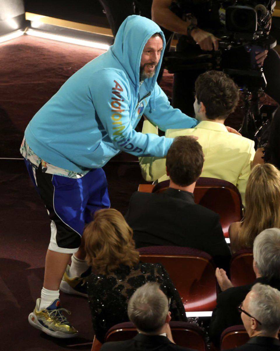 <b>Adam Sandler</b>El actor se presentó con un conjunto que desentonó por completo. Su elección de vestuario fue considerada demasiado casual para una noche de gala como los Óscar.
