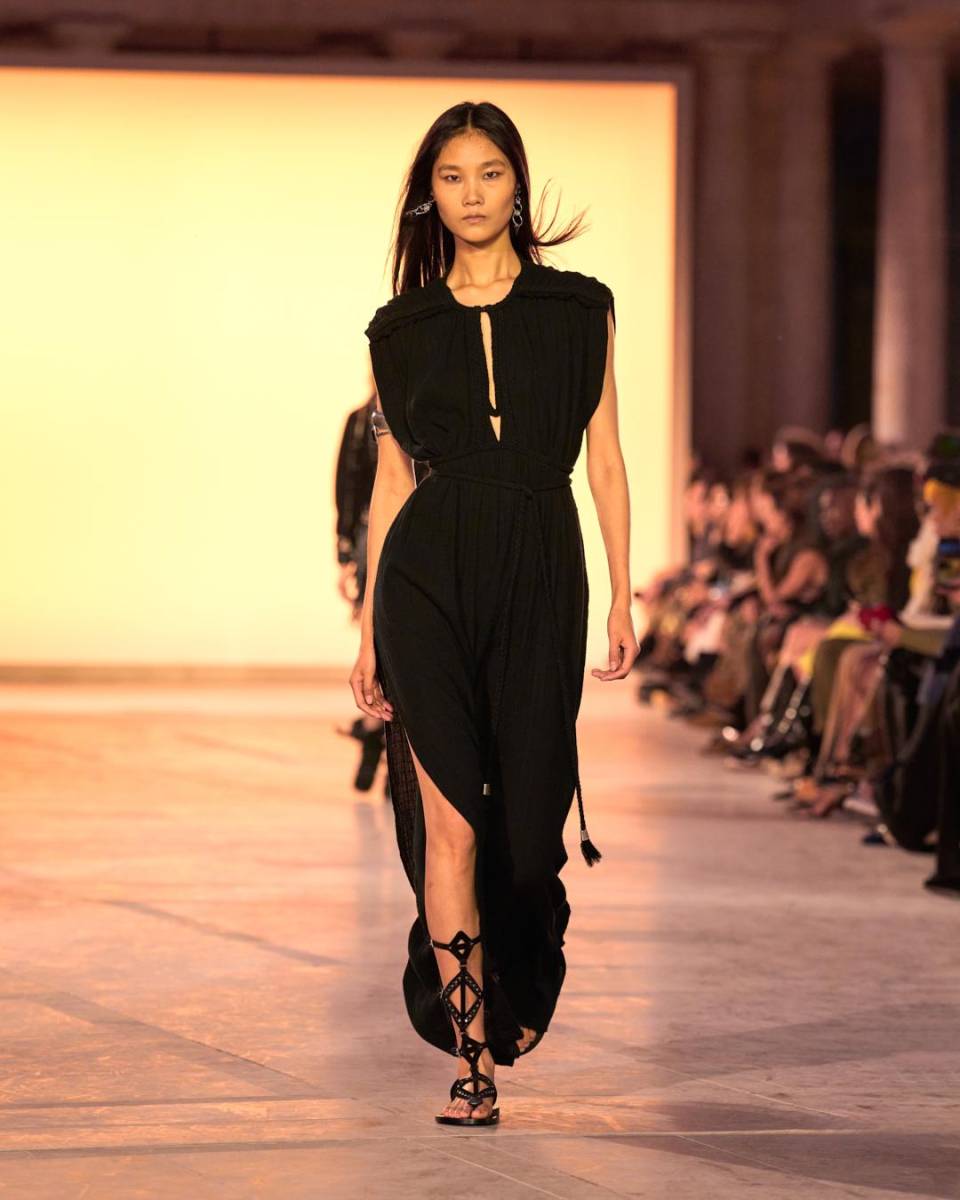 Isabel Marant es otra diseñadora que ha hecho del boho chic parte esencial de su identidad de marca. En sus colecciones 2024, Marant ha mantenido su enfoque en la comodidad sin perder el glamour, con chaquetas bordadas, botas altas con flecos y vestidos con estampados que remiten a la estética bohemia clásica, pero con un toque urbano y contemporáneo.