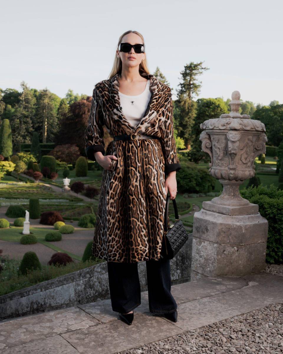 Jennifer Lawrence vistió un abrigo con print de leopardo junto a un jean wide-leg. Accesorizó el conjunto con unos lentes oversized, un fajón negro y no podía faltar una cartera de la casa de moda.